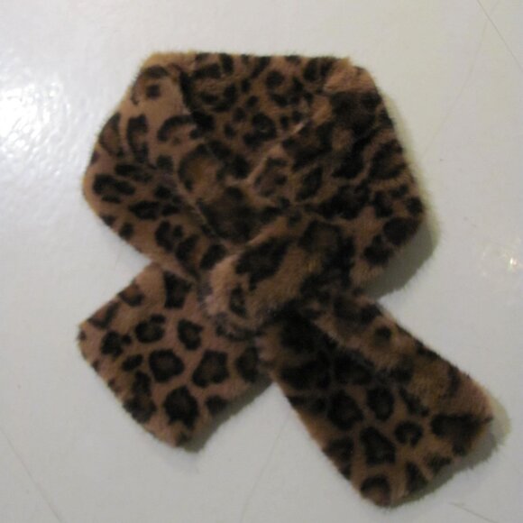 Ciel Faux Fur Collar Scarf Plush Winter Neck Warmer Cross Tie in Leopard Print - Picture 1 of 2